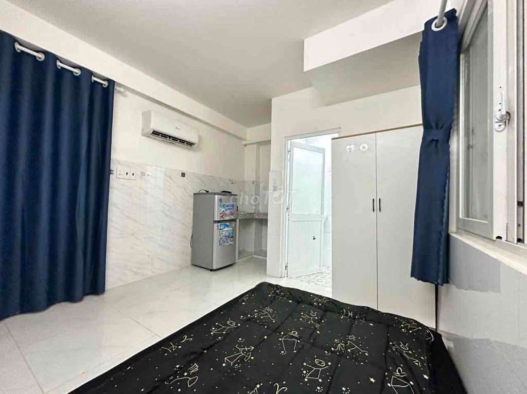 Rent a cool Dương Quảng Hàm studio.