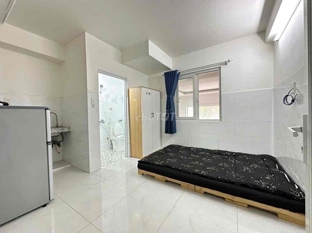 Rent a cool Dương Quảng Hàm studio.