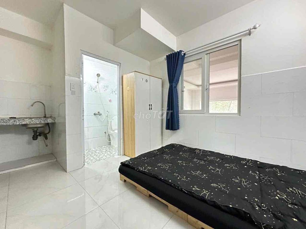 Rent a cool Dương Quảng Hàm studio.