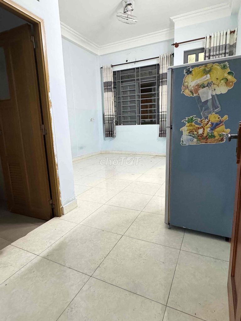 The balcony room - refrigerator room, closet