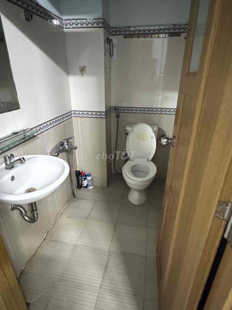 The balcony room - refrigerator room, closet