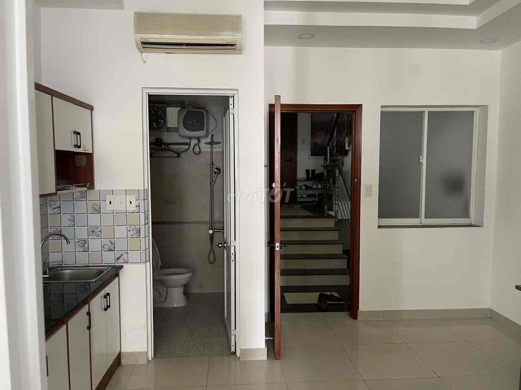 - Room 40 M2, large window, free time at the jar