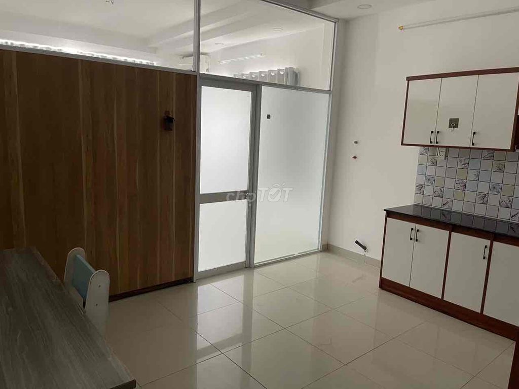 - Room 40 M2, large window, free time at the jar