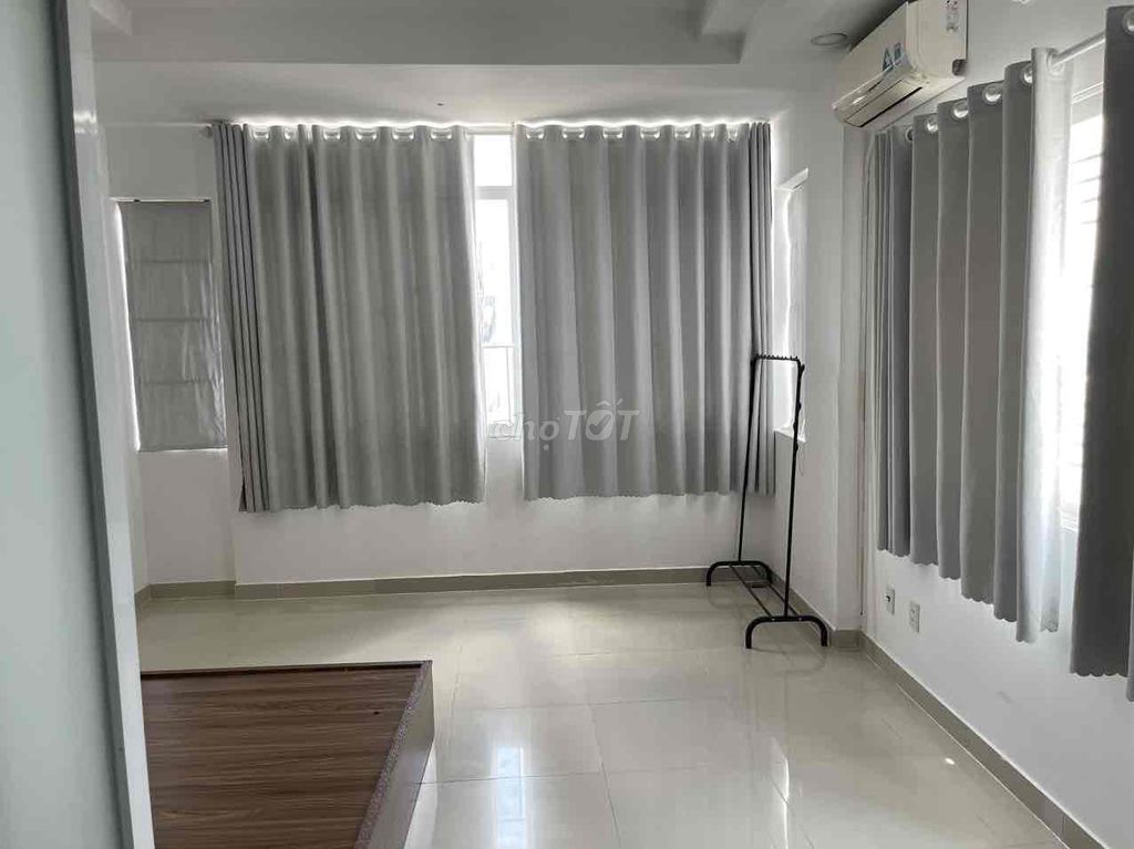 - Room 40 M2, large window, free time at the jar
