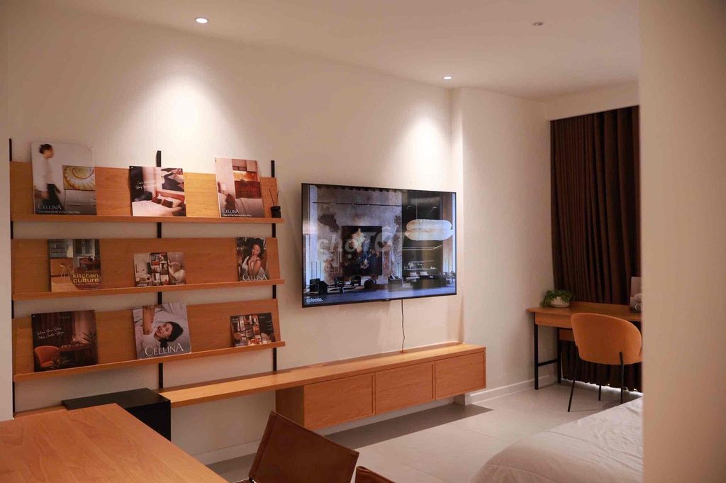 The Sư Vạn Hạnh sky window studio is right around the Pantical Lee circle.