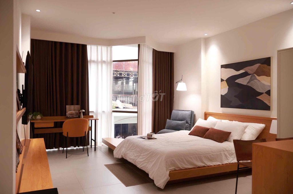 The Sư Vạn Hạnh sky window studio is right around the Pantical Lee circle.