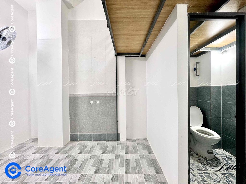 A cheap room with four social blocks near a peaceful shower