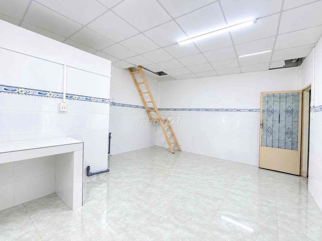The building is 1 st floor 1 st floor. The big family is right near the super larth.