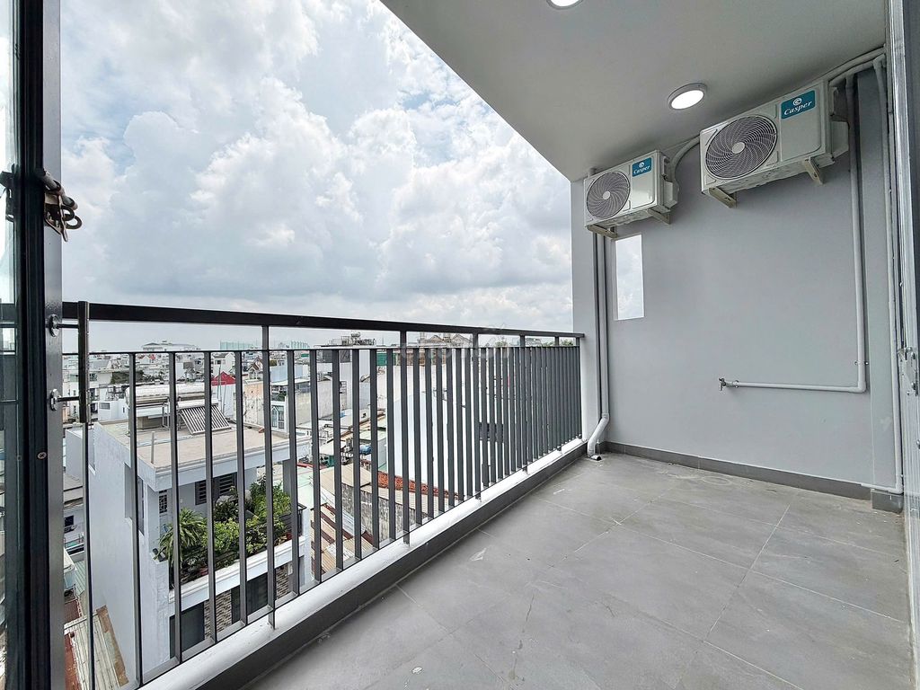 The balconies are in Emart Phan Huy Ích.