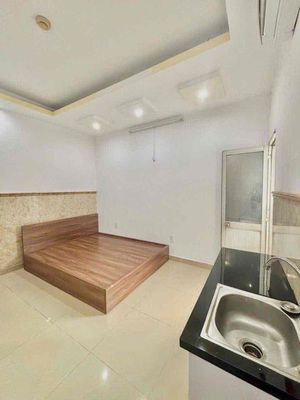 Rent the studio, window, full seven, near the west stop.