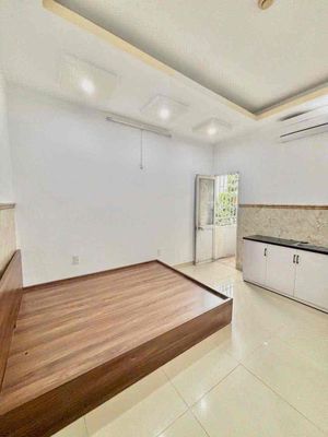 Rent the studio, window, full seven, near the west stop.