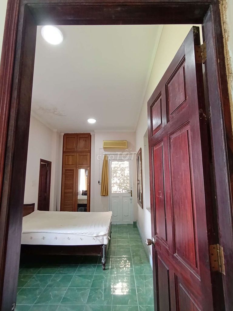 Rent rooms 20 meters of full furniture and air conditioning; share kitchen. 30 meters wide
