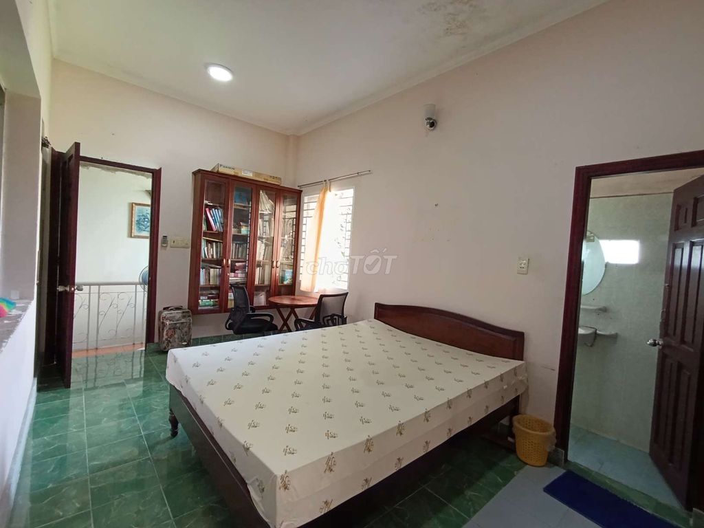 Rent rooms 20 meters of full furniture and air conditioning; share kitchen. 30 meters wide