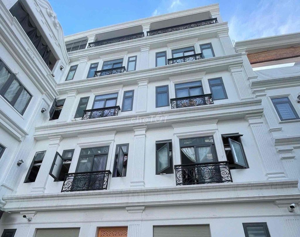 Cheap living room, guards, elevators, convenient safety zone