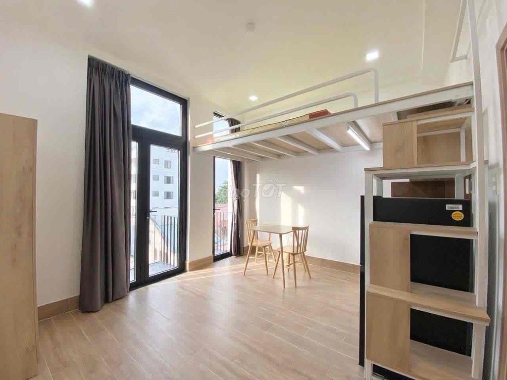 The owner rented himself a new 100 percent room with cool windows.