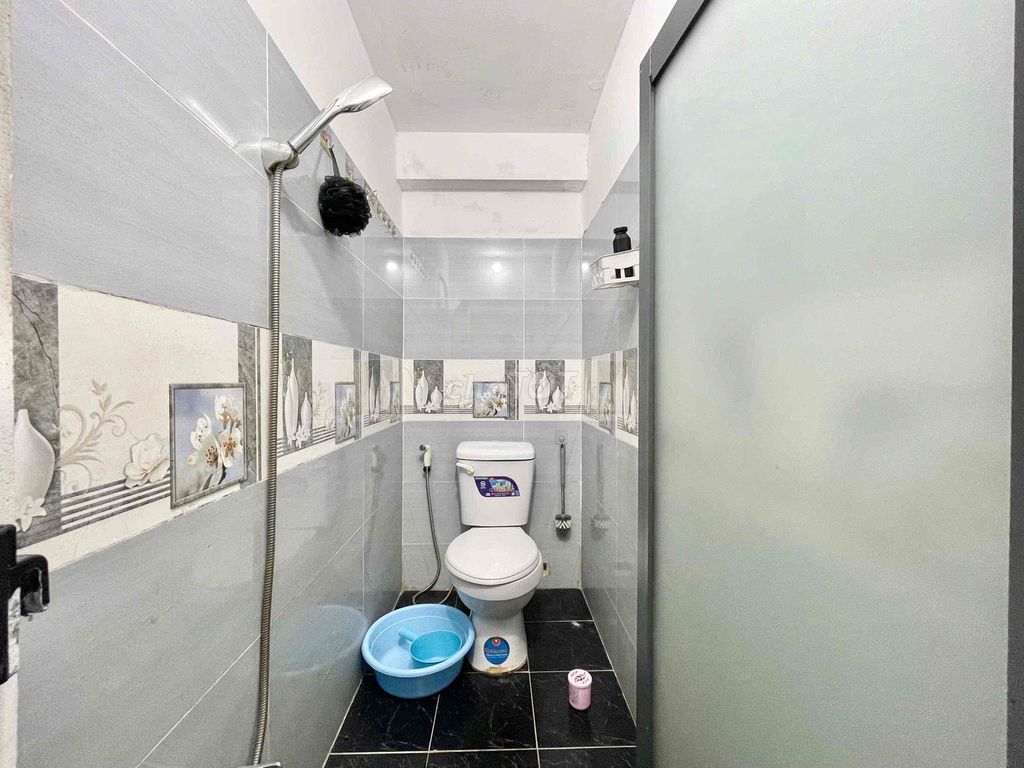 In the first room, there's a cold machine in the middle of the period.