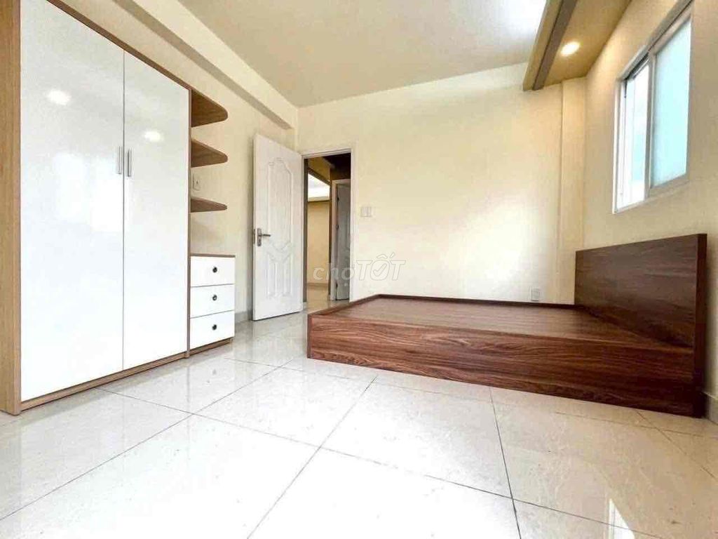 There's a balcony room, Full interior. It's in the east side of the Bình Tân.