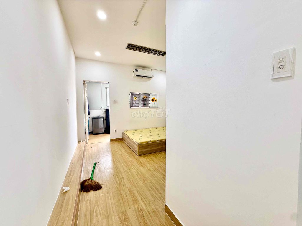 The studio separates the large window-cleaning machine