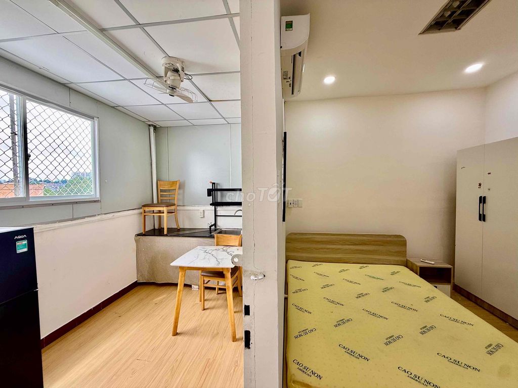 The studio separates the large window-cleaning machine