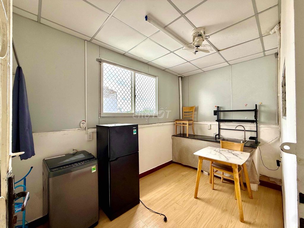 The studio separates the large window-cleaning machine