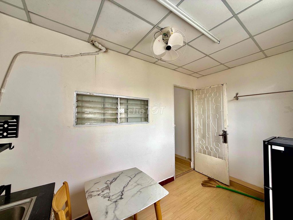 The studio separates the large window-cleaning machine