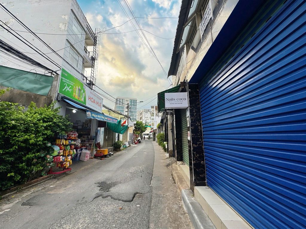 Miot high guard is both in business at Thủ Đức Falls, North Ning Market
