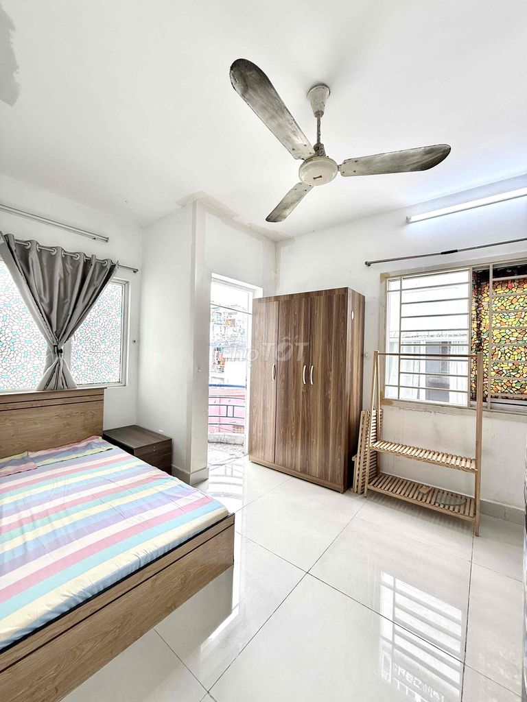 Bancon room, big window