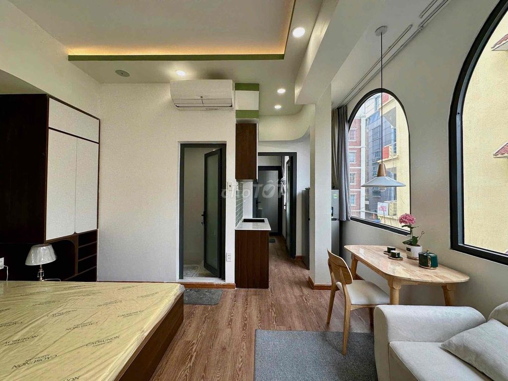 The window balcony studio is 35 m2 on 3/2.