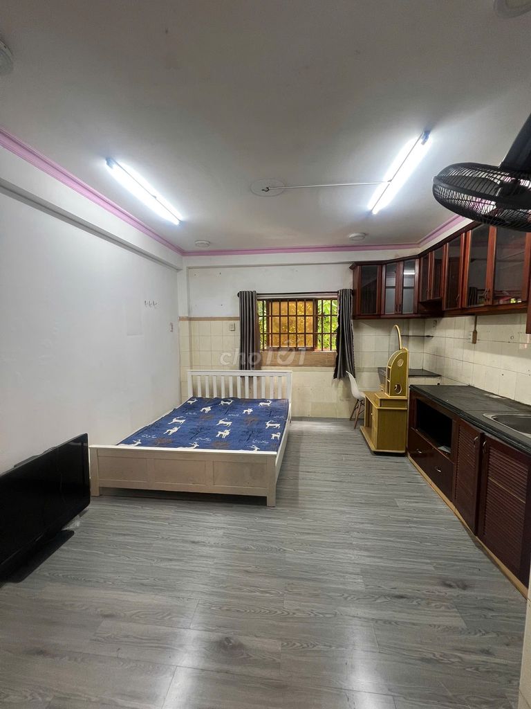 Renting rooms, right at the Otttel Building, the Democratic Circle, just five million.