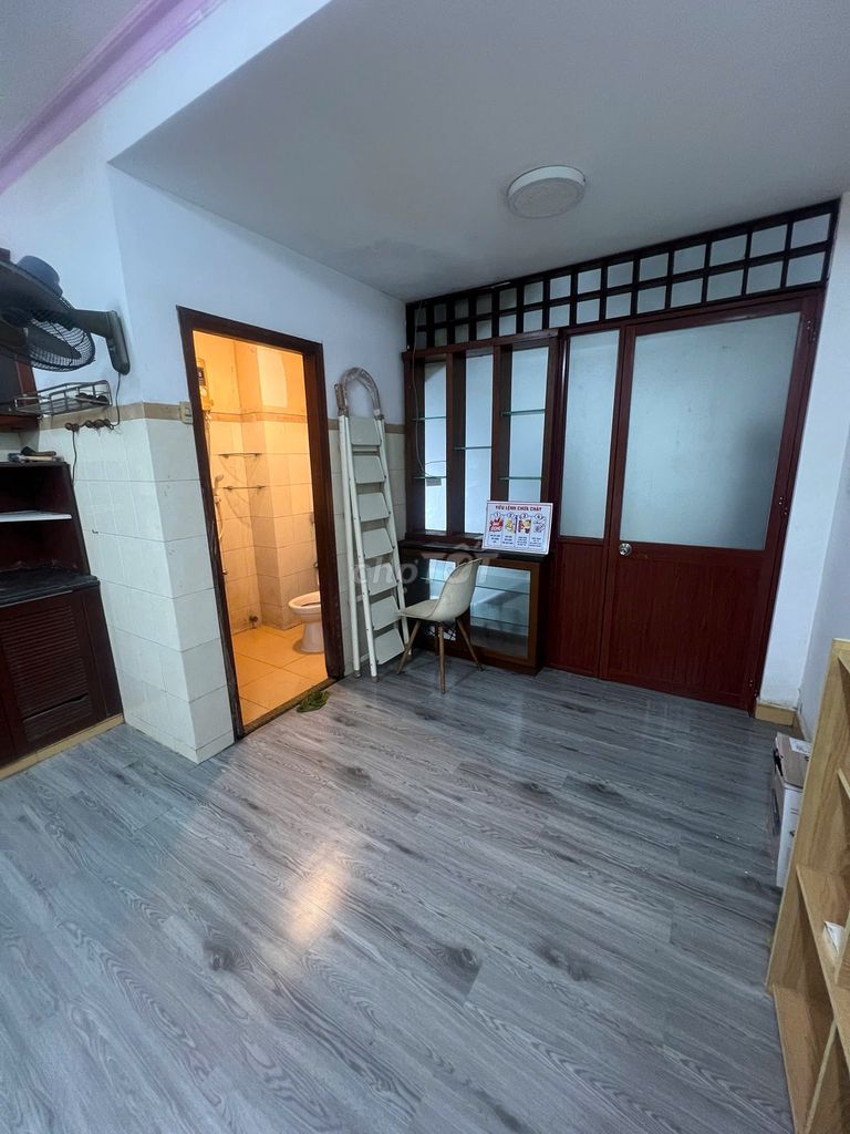 Renting rooms, right at the Otttel Building, the Democratic Circle, just five million.