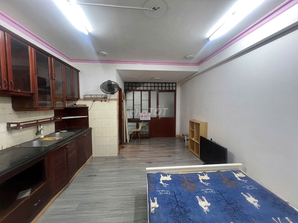 Renting rooms, right at the Otttel Building, the Democratic Circle, just five million.