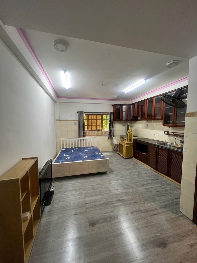 Renting rooms, right at the Otttel Building, the Democratic Circle, just five million.
