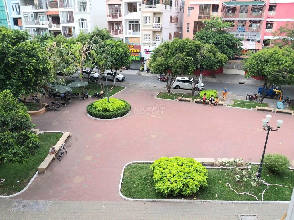 Renting rooms, right at the Otttel Building, the Democratic Circle, just five million.