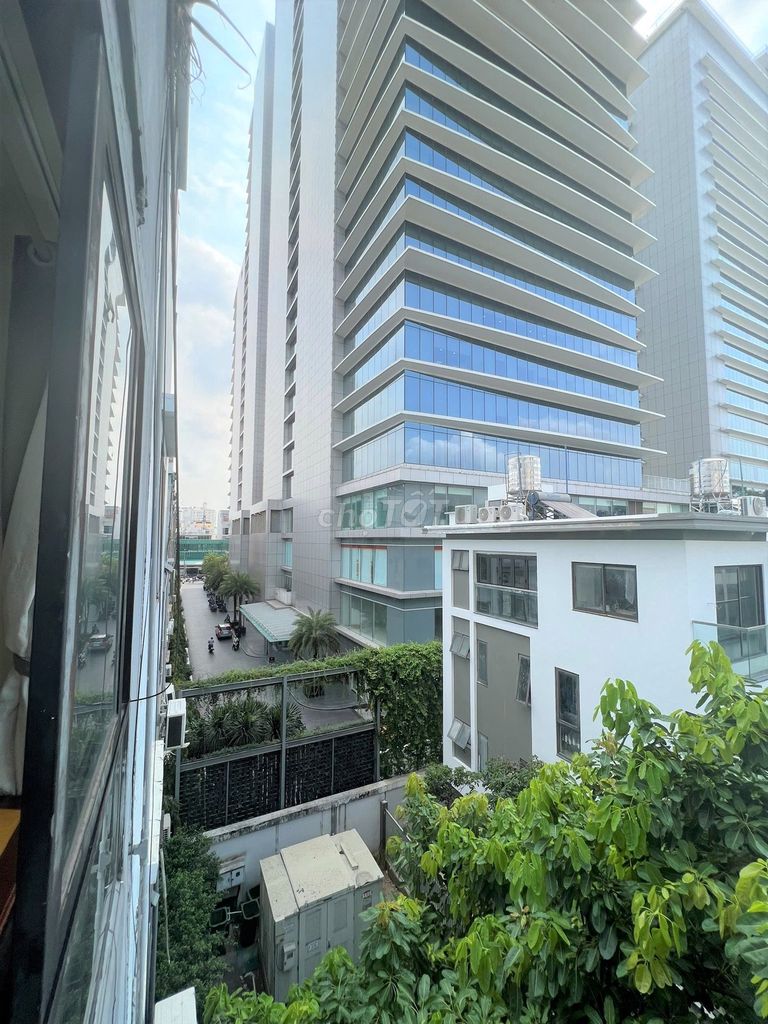 Renting rooms, right at the Otttel Building, the Democratic Circle, just five million.