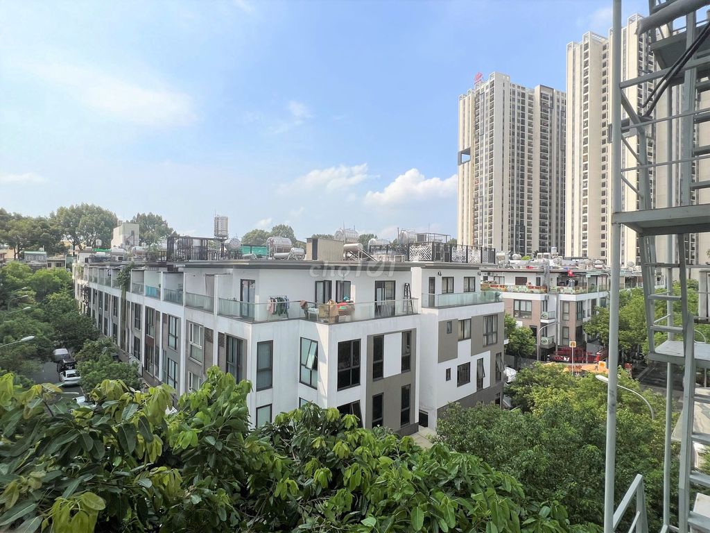 Renting rooms, right at the Otttel Building, the Democratic Circle, just five million.