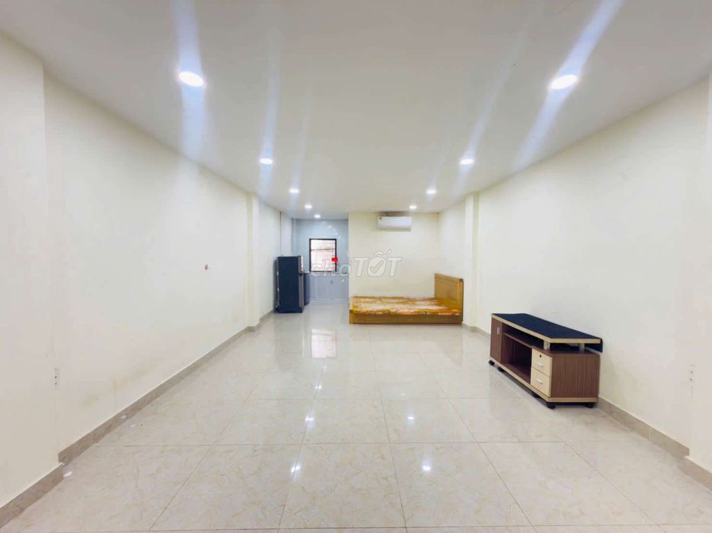 It's the owner who rents the window studio 40 M2 in the Tân Bình sand market.