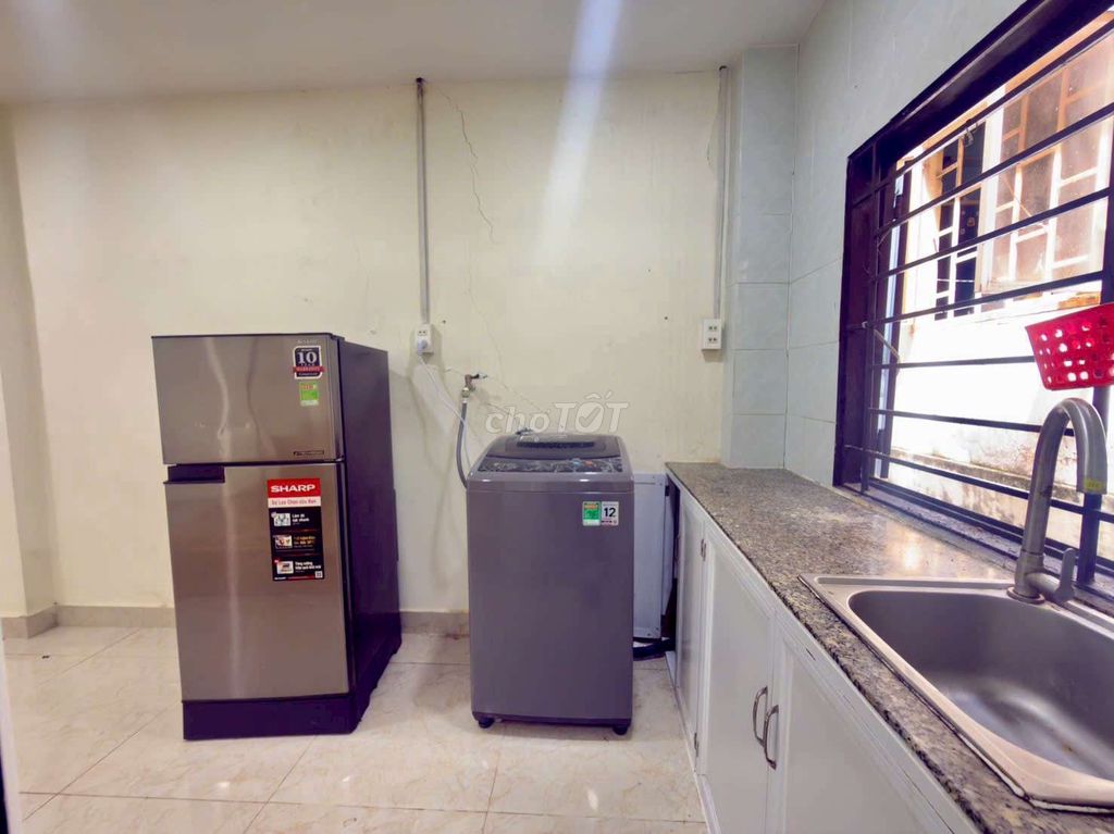 It's the owner who rents the window studio 40 M2 in the Tân Bình sand market.