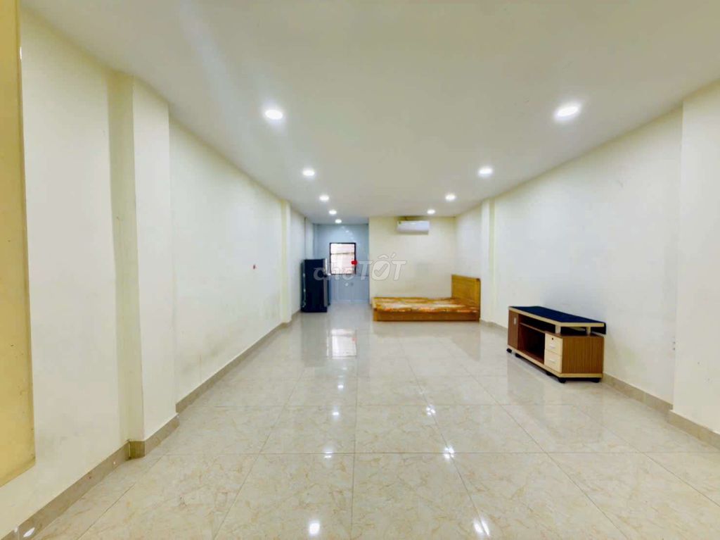 It's the owner who rents the window studio 40 M2 in the Tân Bình sand market.