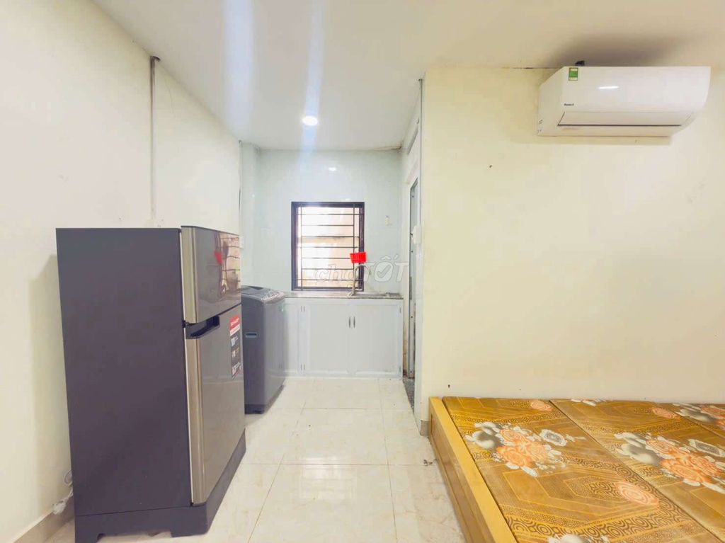 It's the owner who rents the window studio 40 M2 in the Tân Bình sand market.