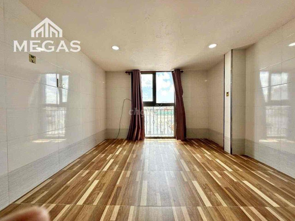 Rent an elevator room right in the living room. T1126.