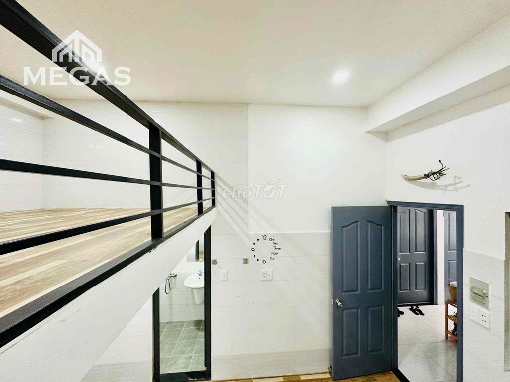 Rent an elevator room right in the living room. T1126.