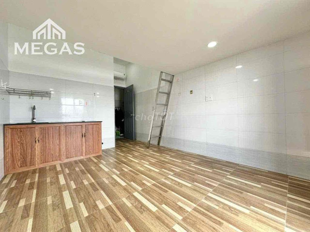 Rent an elevator room right in the living room. T1126.