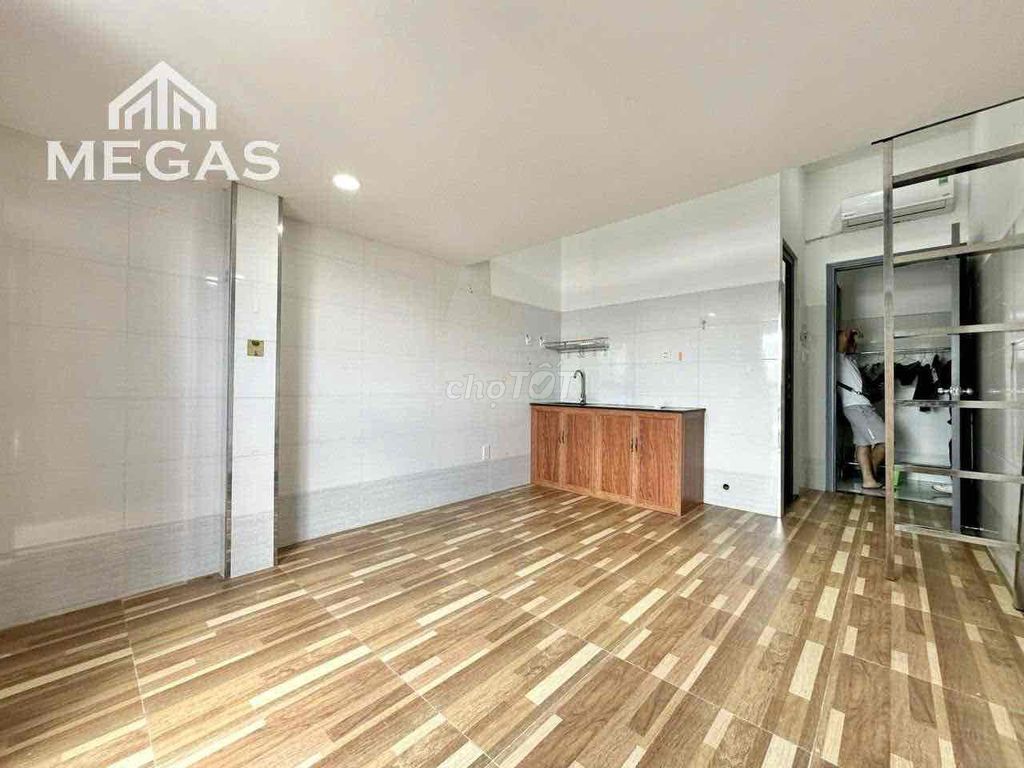Rent an elevator room right in the living room. T1126.