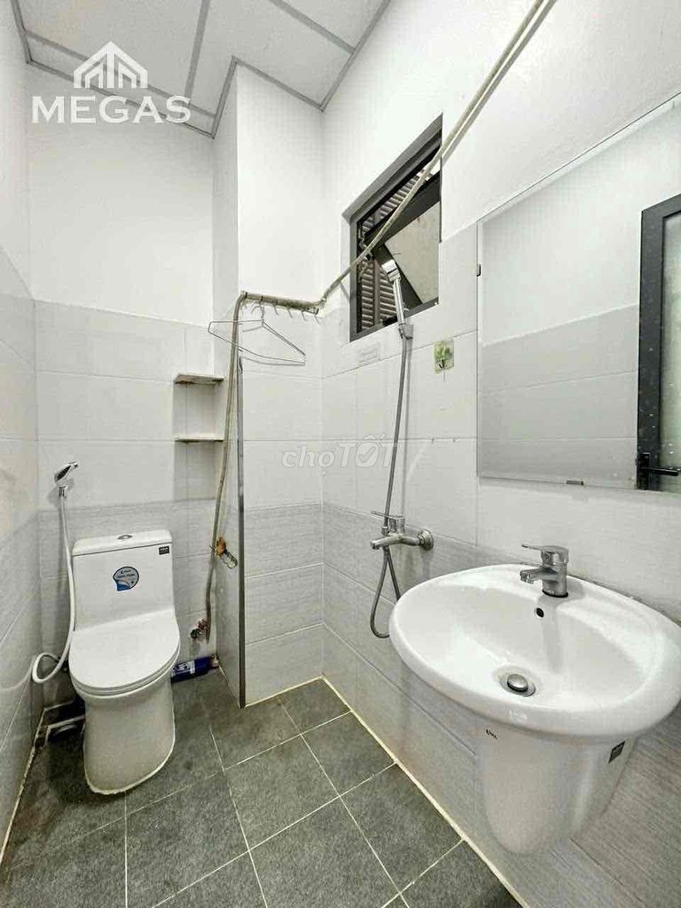 Rent an elevator room right in the living room. T1126.