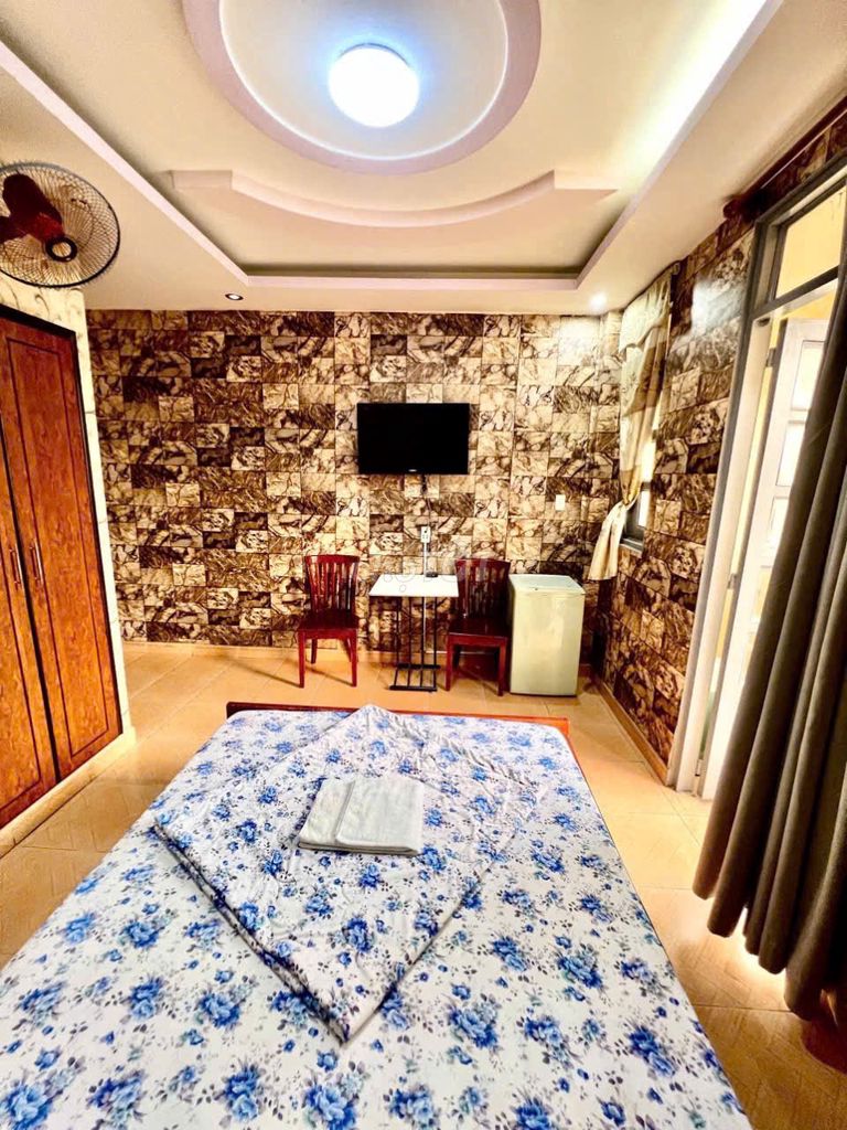 Master himself. The Full House interior 130 Nguyễn Cửu Đàm