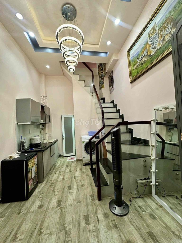 Two bedrooms, three bedrooms, full-on-one, 10 meters from the ground floor.