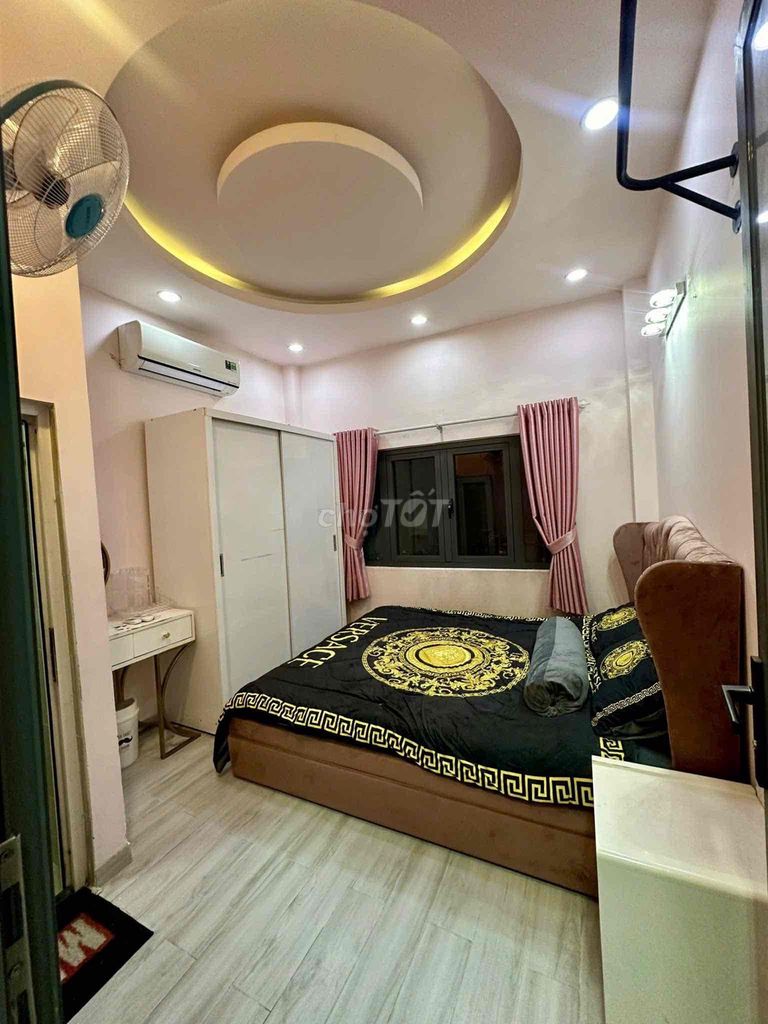 Two bedrooms, three bedrooms, full-on-one, 10 meters from the ground floor.