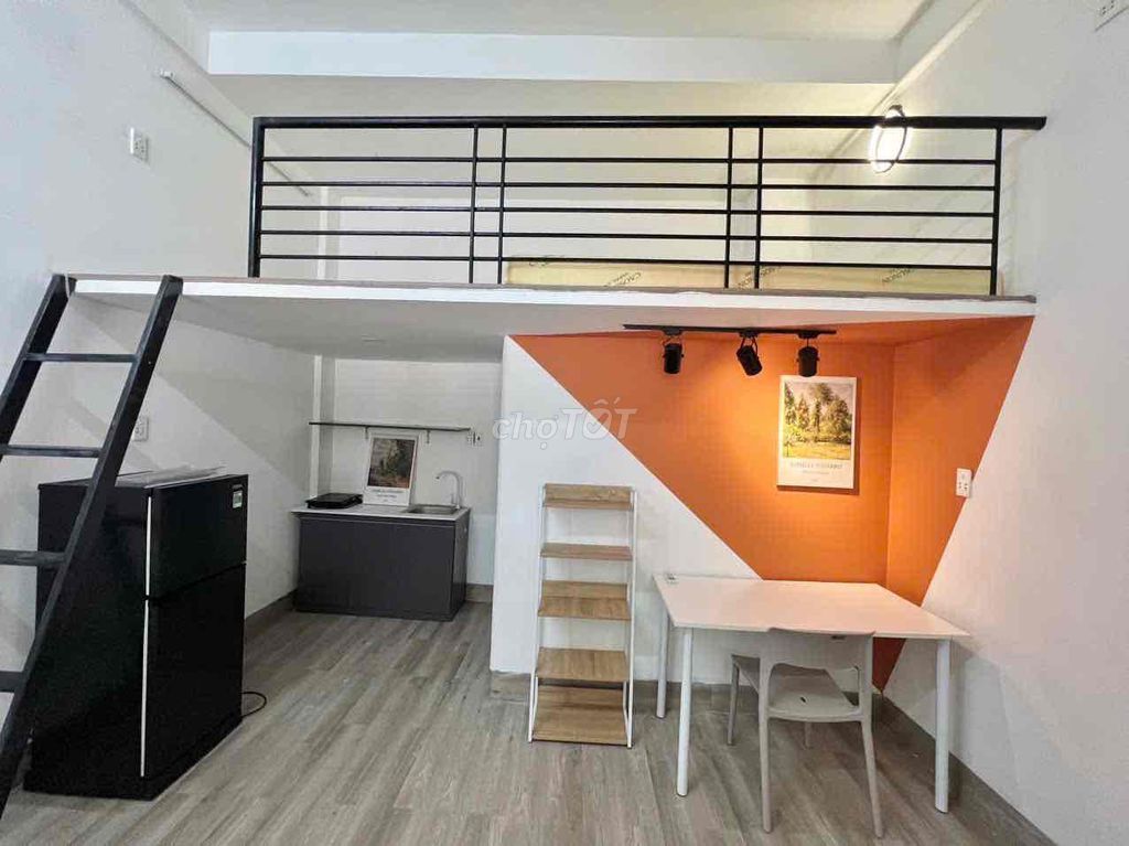 The student room has a broad Ngay công viên Gia Định.