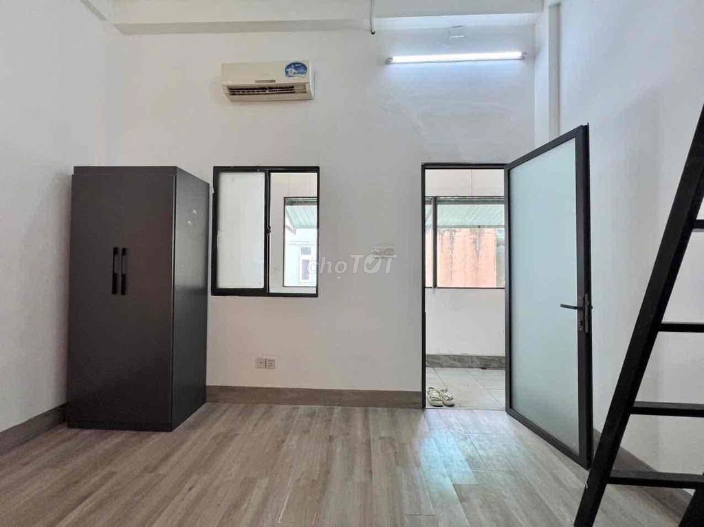 The student room has a broad Ngay công viên Gia Định.