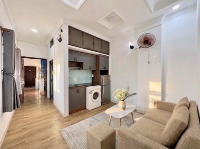 The apartment is full of balconies. The private washing machine is 80 meters wide.